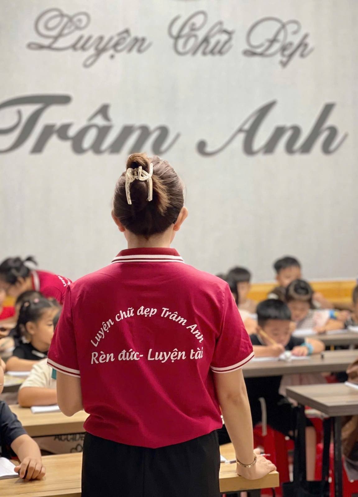Giáo viên Trâm Anh mặc áo in phương châm Rèn đức – Luyện tài đứng trước lớp